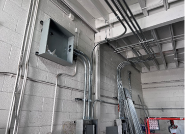 A room with pipes and wires

Description automatically generated with medium confidence